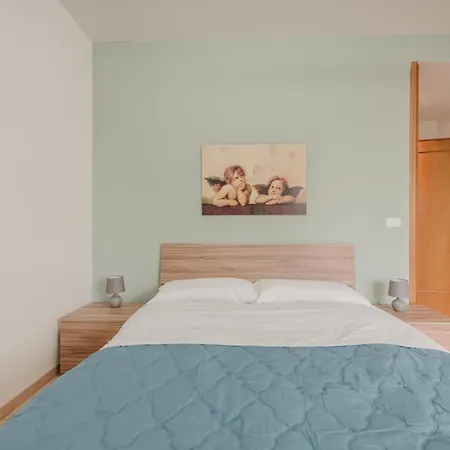 Viky Flat - 15 Min From & Free Parking